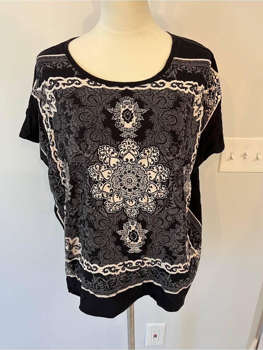 Chico's Black and White Printed Short Sleeve Scoop Neck Top